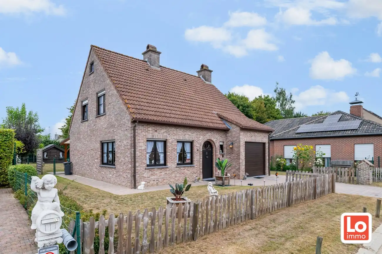 VERKOCHT! Instapklare open woning met inpandige garage op een rustige en residentiële ligging in Sint-Amandsberg, vlakbij Gent! foto {{pictureIndex}}