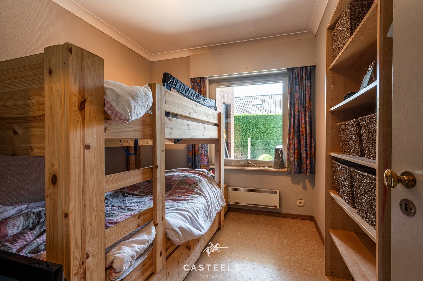 Instapklare bungalow met potentieel op prachtig perceel te koop foto 14
