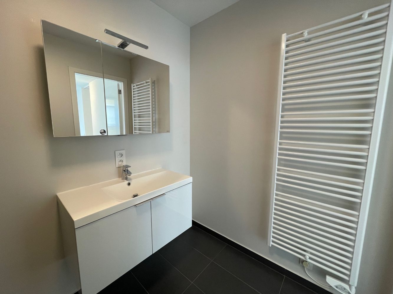 Mooi instapklaar appartement op het tweede verdiep met zicht op het pittoreske kerkplein. Midden in het commercieel centrum en op wandelafstand van de zee. foto 11