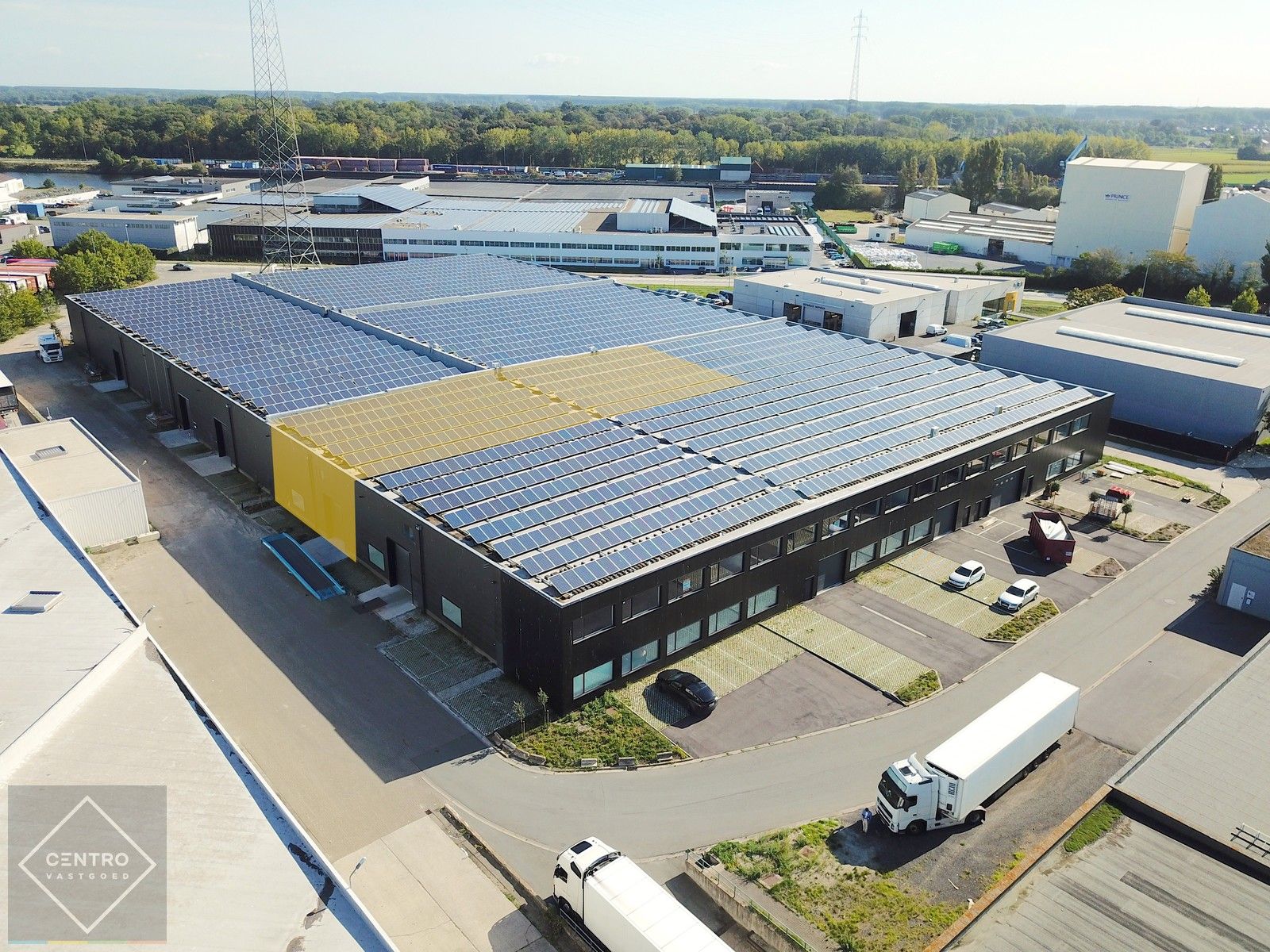 Instapklaar MAGAZIJN (805m²) voorzien van hoge, elektrische sectionaalpoort en vrije hoogte van 6,5m op industriezone "Herdersbrug" te Brugge. foto {{pictureIndex}}