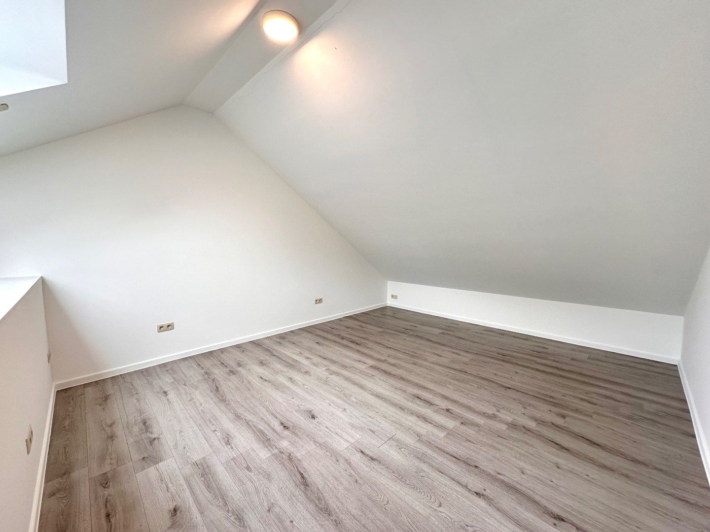 Volledig gerenoveerde halfopen bebouwing met ruime tuin te Sluizen (Tongeren) foto 15