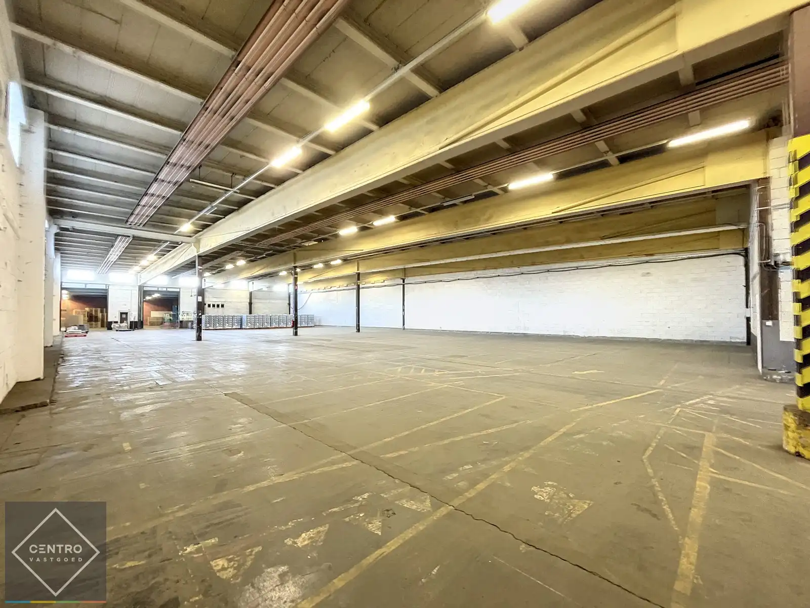 Opslagruimte (2.370,5m²) met 2 laadkaden en sectionaalpoort op industriezone "Herdersbrug" te Brugge. Vlakbij haven van Zeebrugge! foto 3