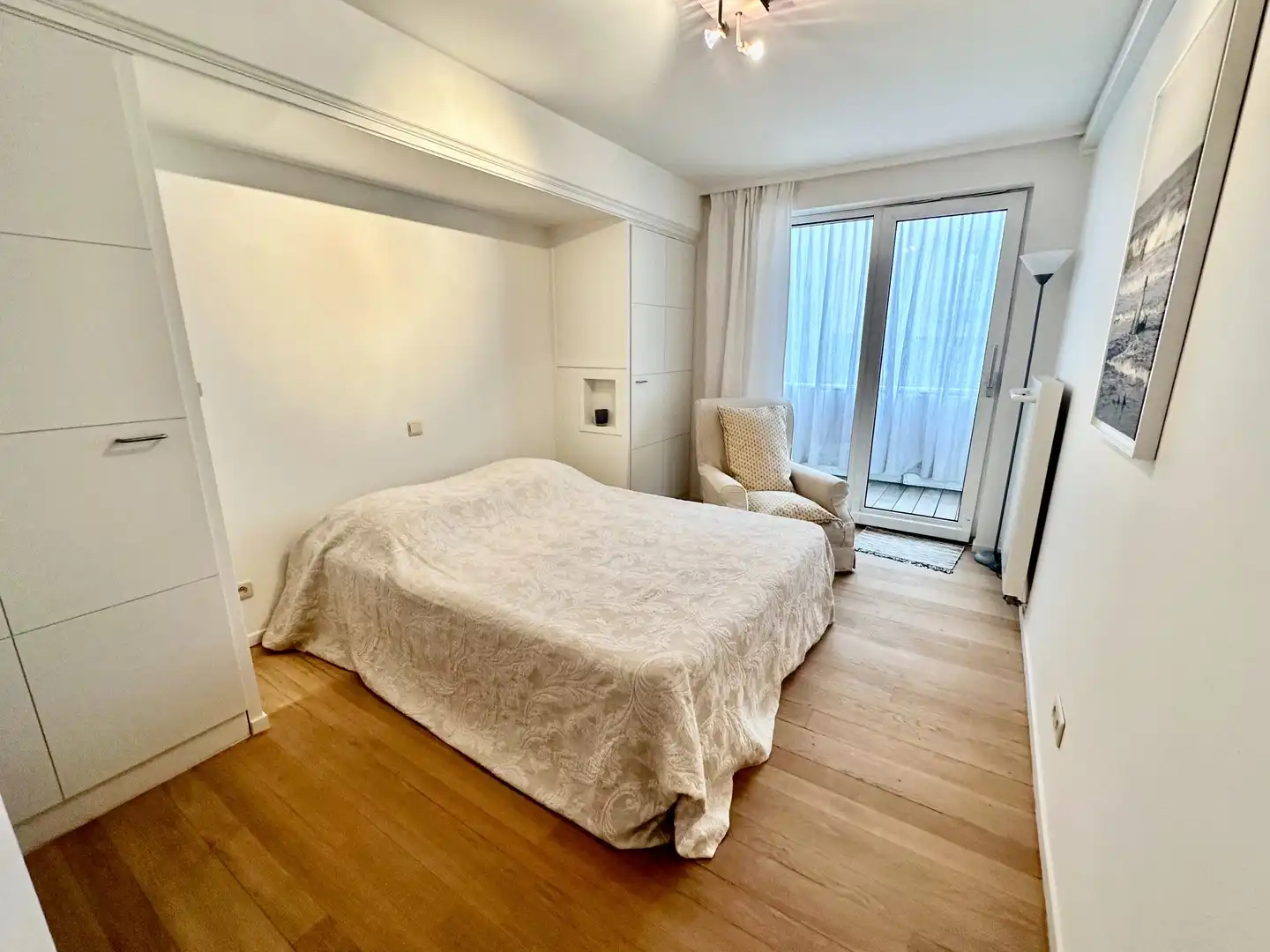 Prachtig appartement met frontaal zeezicht gelegen in hartje het Zoute met 6 meter gevelbreedte. foto 16