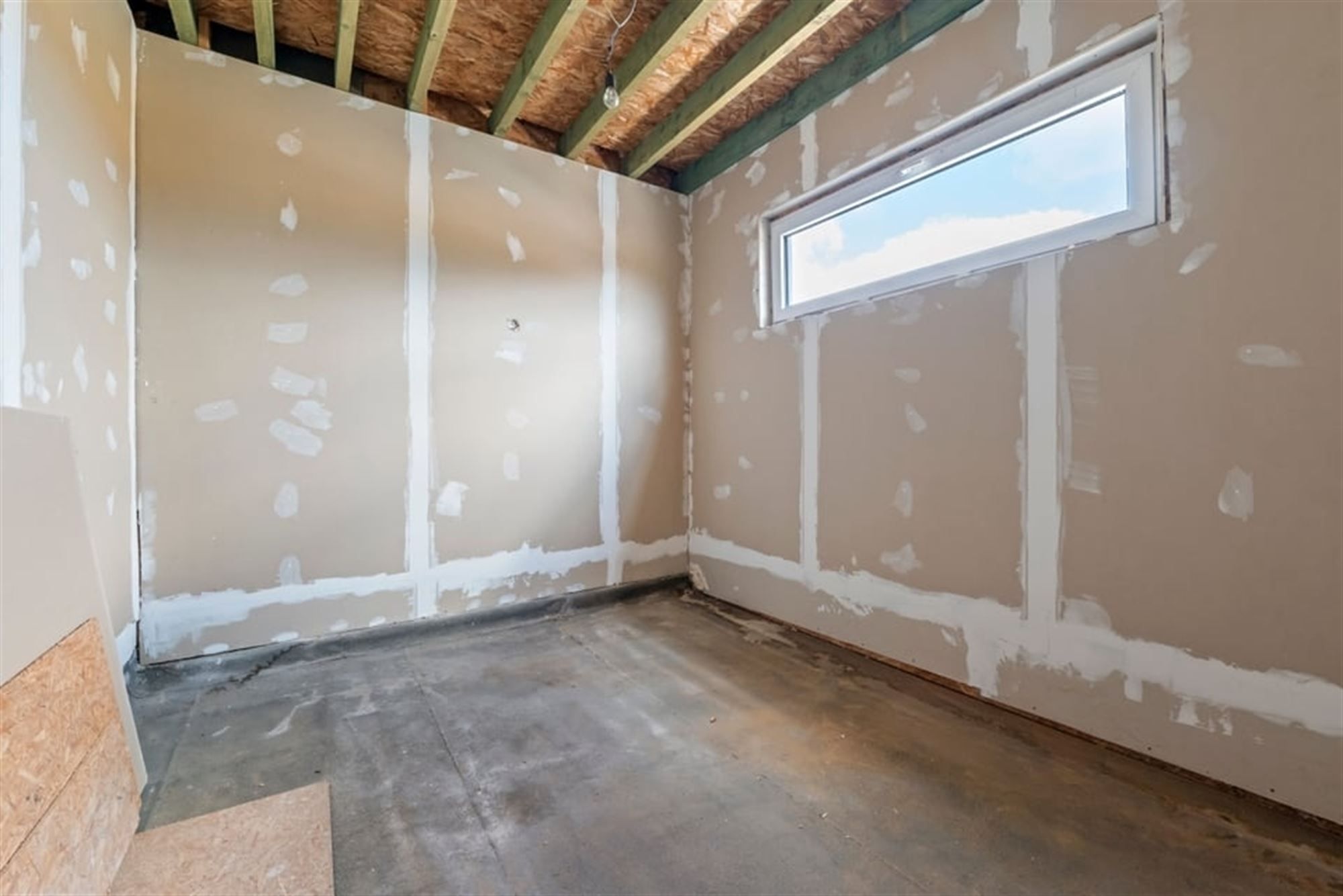 RUIME GEZINSWONIG MET VEEL POTENTIEEL EN EEN RUIME GARAGE IN SINT-TRUIDEN  foto 26