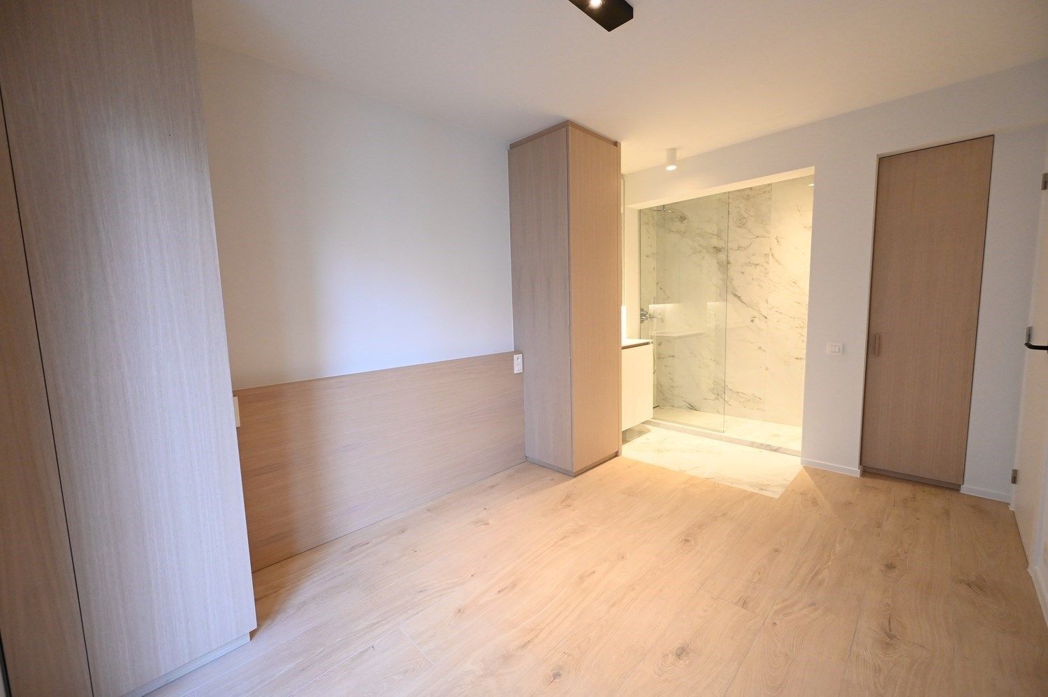 ONGEMEUBELD - NIEUW - Luxueus gerenoveerd appartement met 3 slaapkamers en met een OPEN ZICHT op het Burgemeester Frans Desmidtplein. foto 19