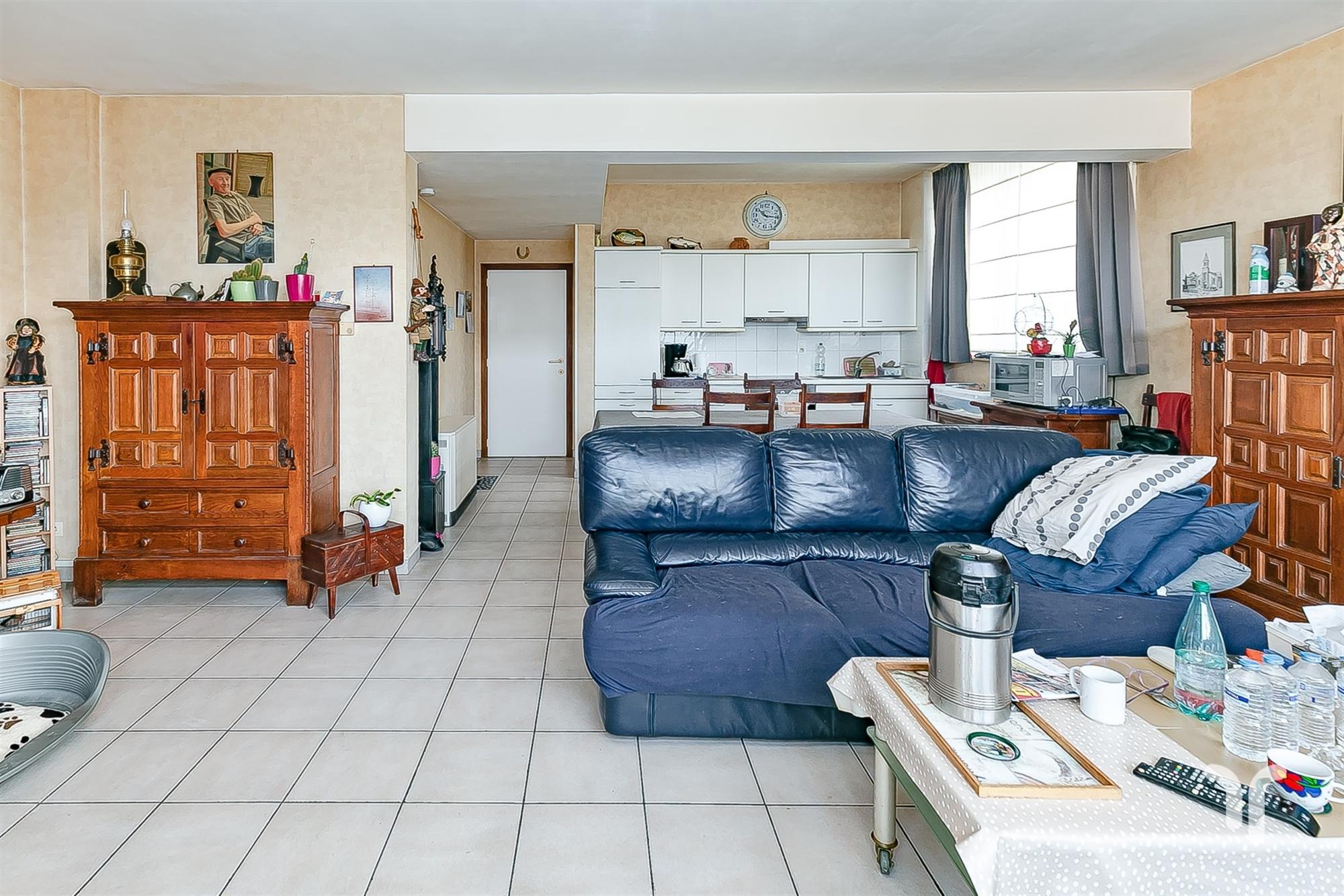 Op te frissen gelijkvloers appartement met 2 slaapkamers foto 3