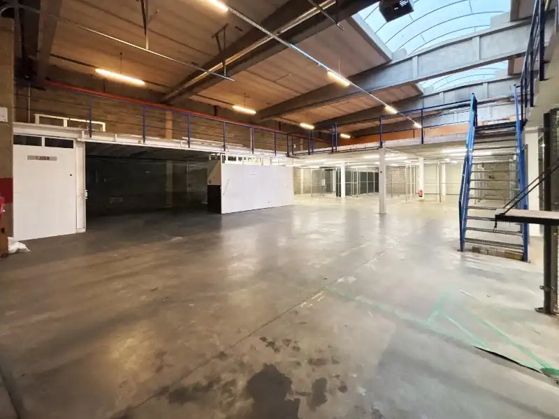 Magazijn met kantoorruimte te huur foto 5