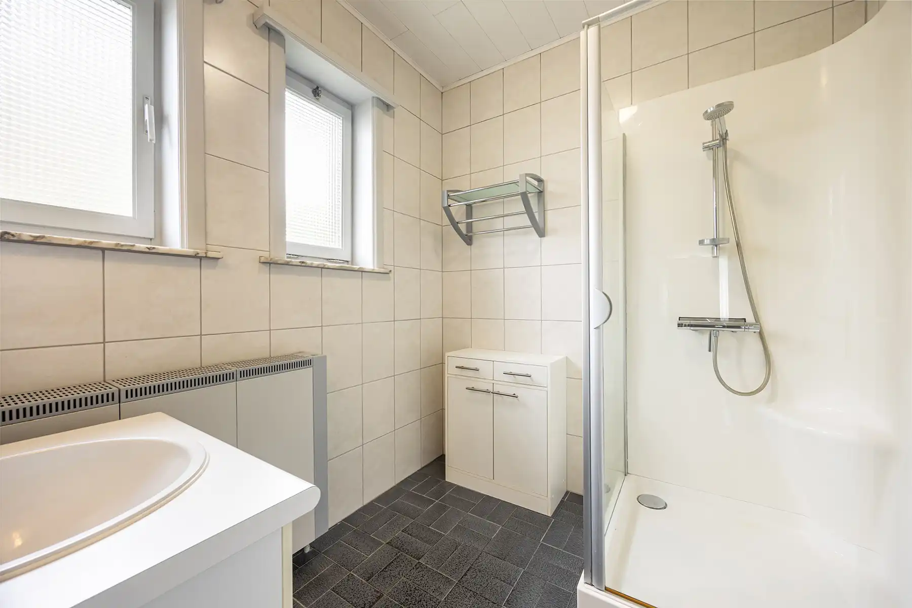 Landhuis met private tuin, vier slaapkamers en twee garages foto 9