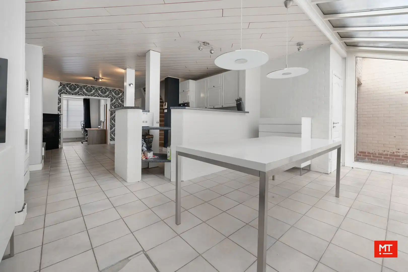 Bijzonder ruime woning met opslagruimte, dubbele garage en uitweg in centrum Langemark foto 12