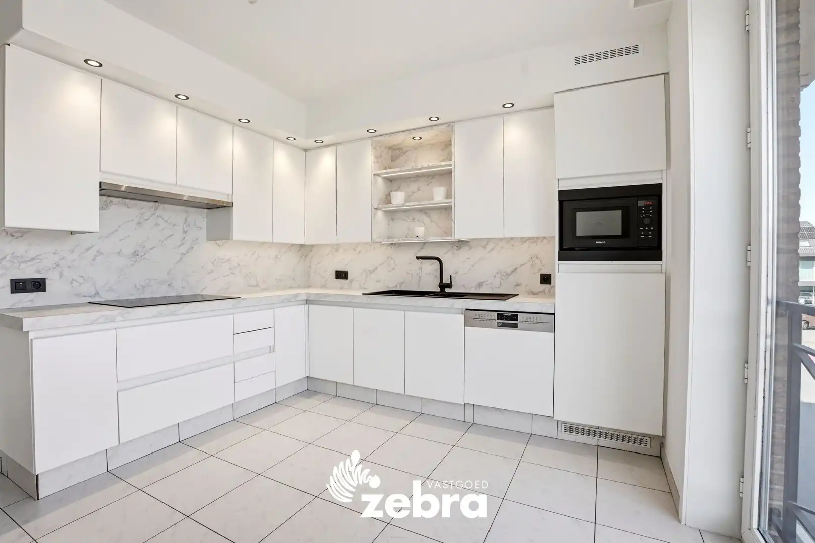 Zeer ruim appartement (137 m²) te koop met dubbele garage in het hartje van Tielt! foto 8