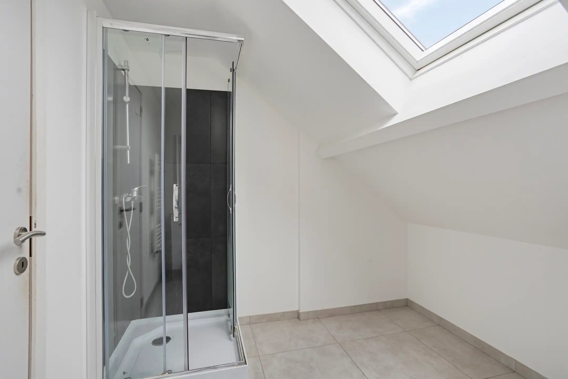 Ruime rijwoning met 4 slaapkamers en renovatiepotentieel foto 12