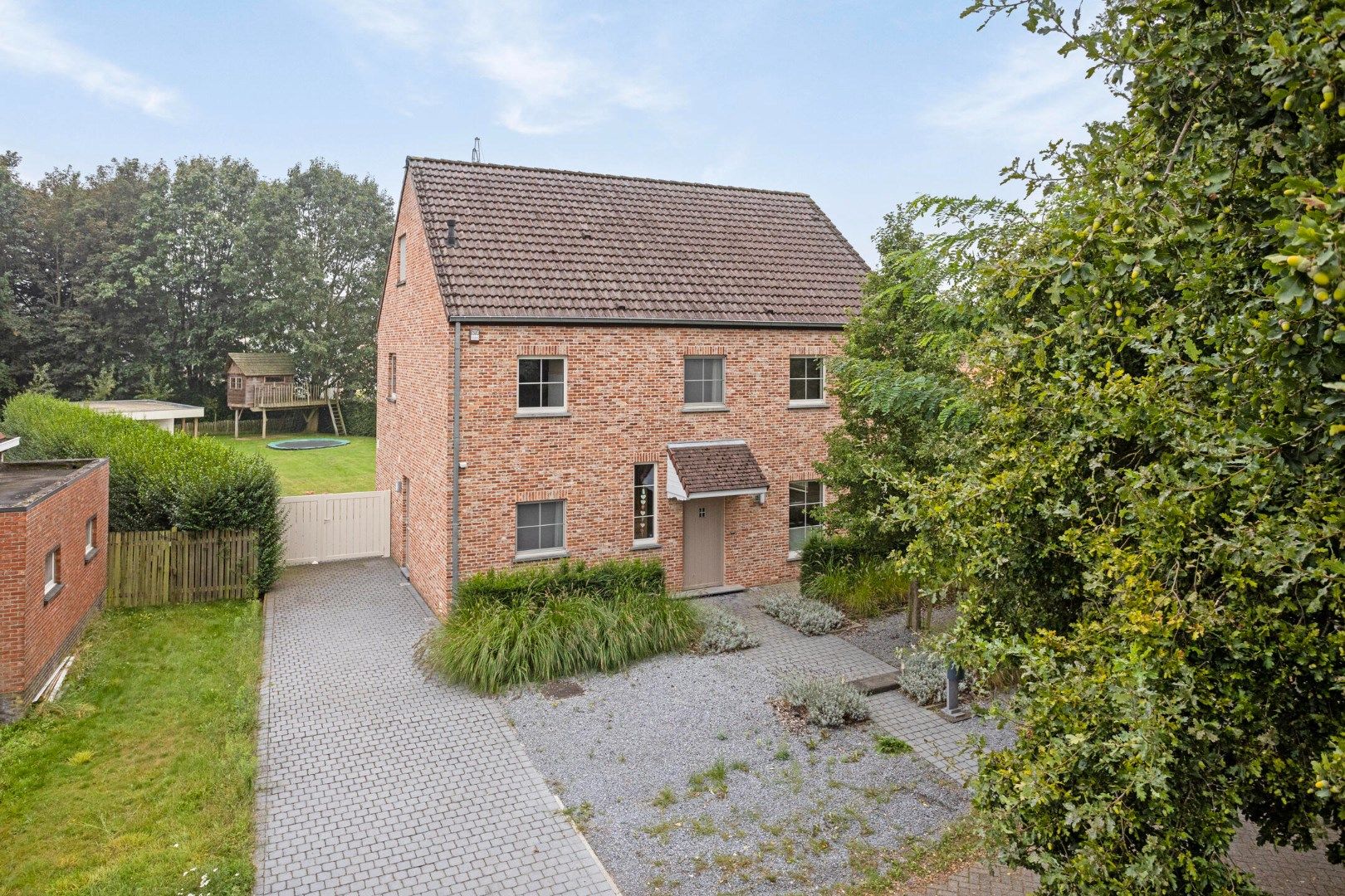 Ruim ingedeelde woning op een mooi zuidgeoriënteerd perceel te Millegem. foto 1