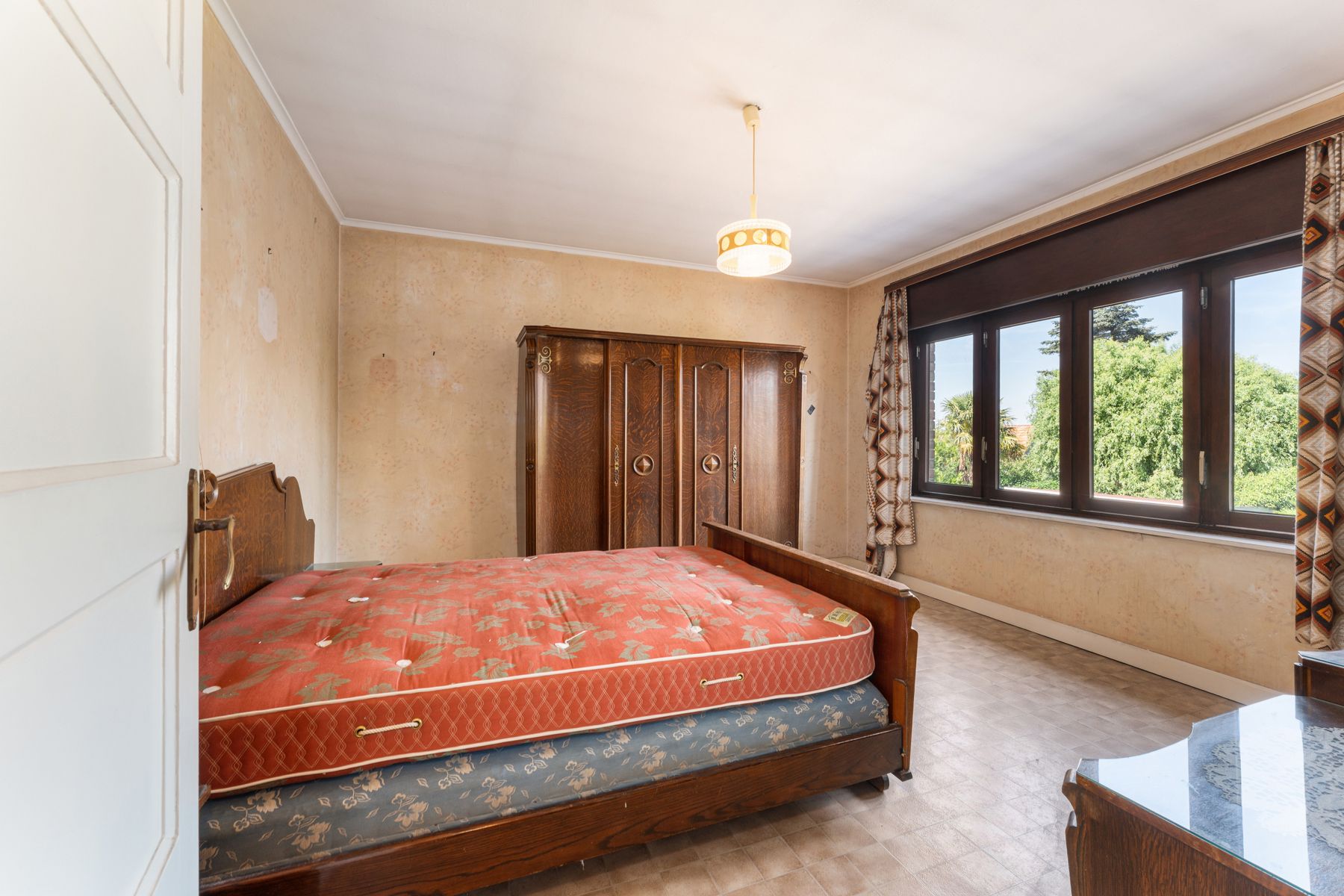 Op te knappen woning met tuin en garage foto 15