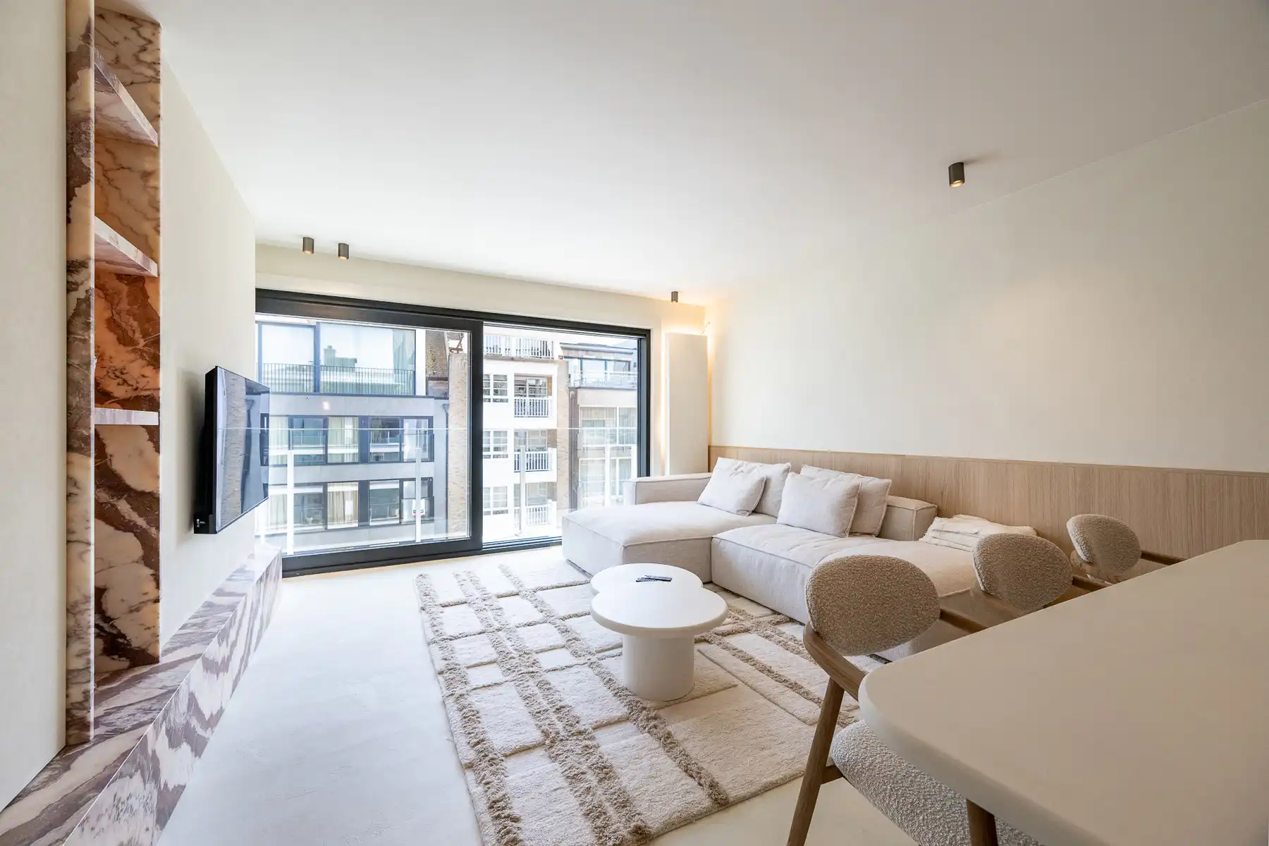 Volledig gerenoveerd appartement op centrale ligging foto {{pictureIndex}}