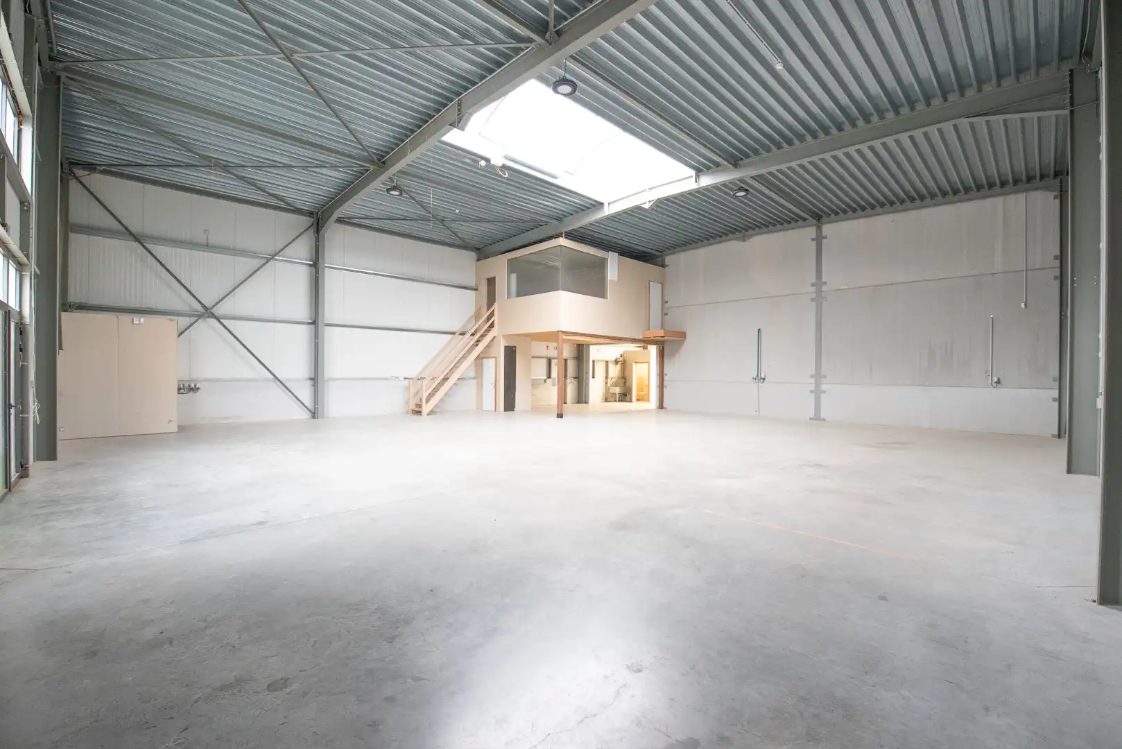 Industriële unit te huur in Wielsbeke foto 2