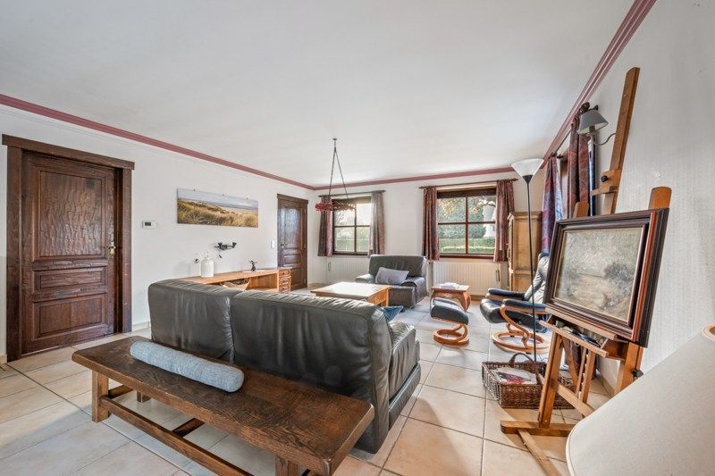 Charmante woning op hoekperceel van 551 ca met veel potentieel foto 3