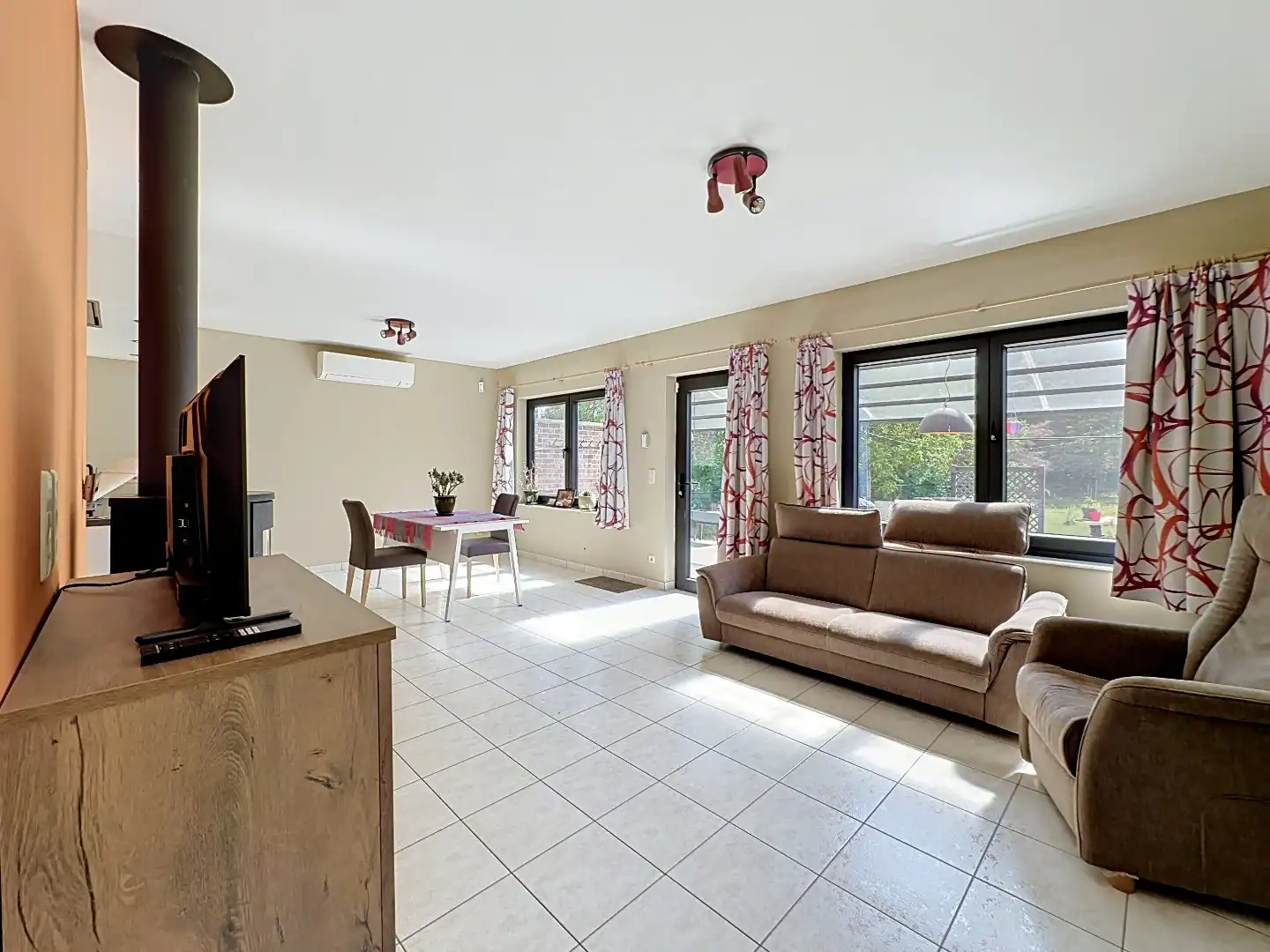 Instapklare, vrijstaande woning op een prachtig perceel van 17 are foto 4