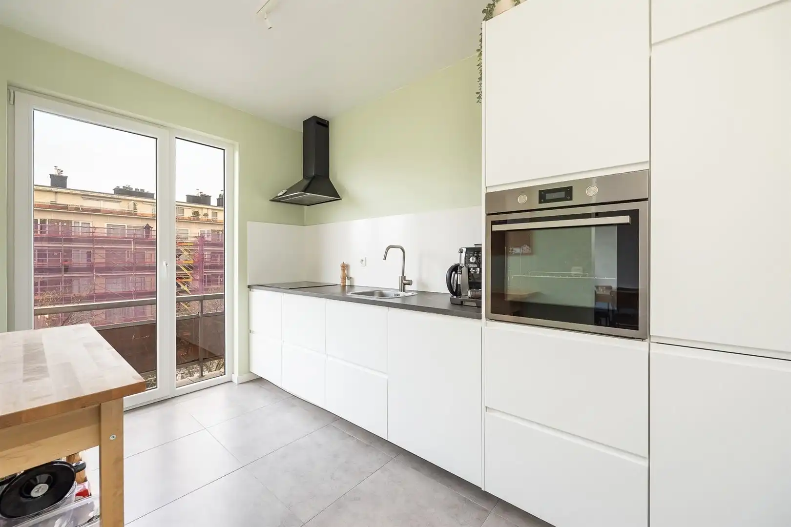 Lichtrijk twee slaapkamer appartement met autostaanplaats foto 6