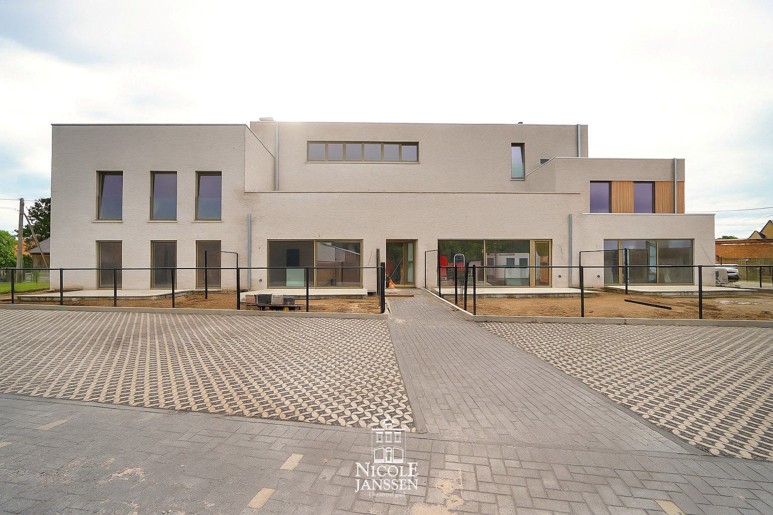 Gelijkvloers nieuwbouwappartement met tuintje en  twee autostandplaatsen foto 3