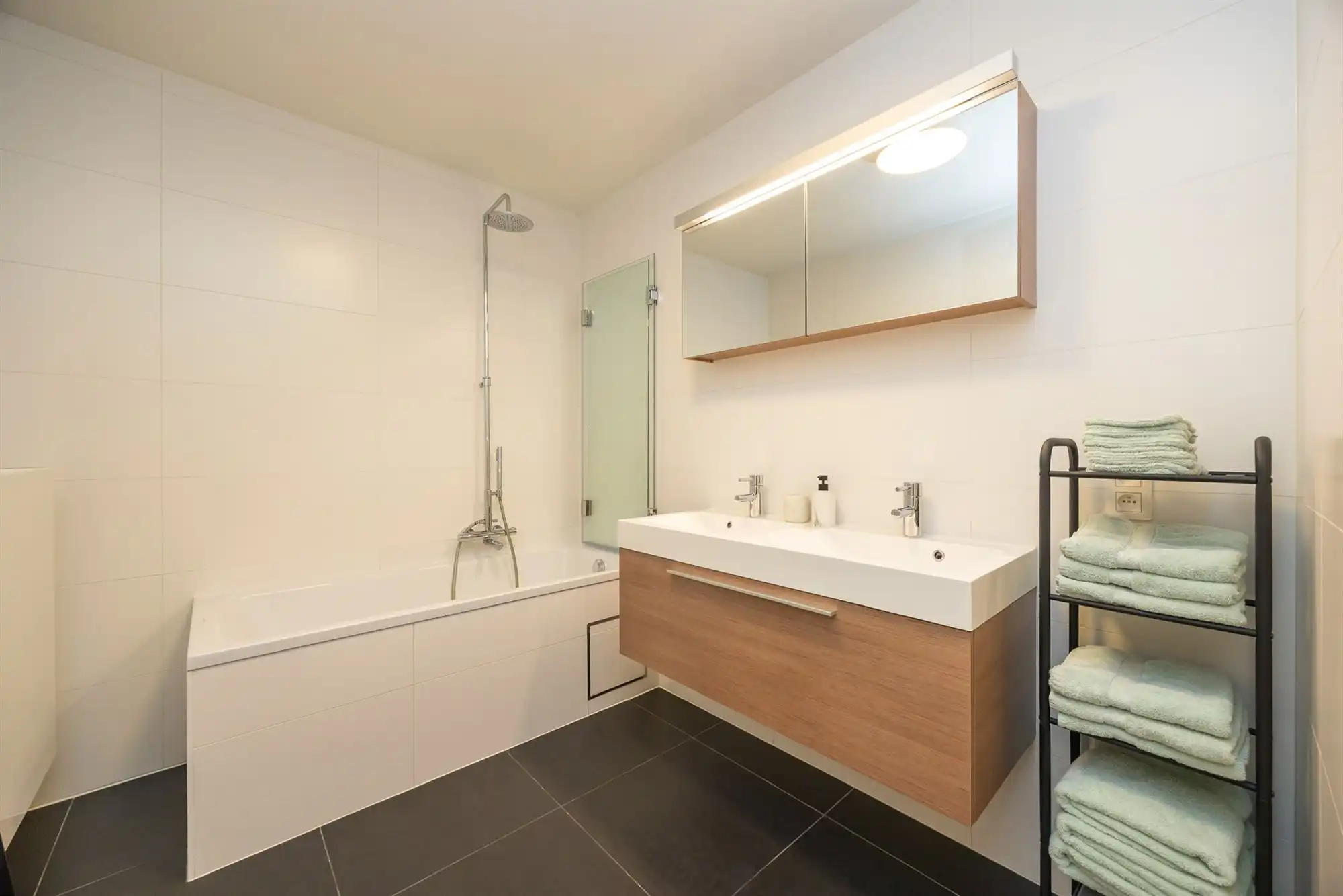 Instapklaar gelijkvloers appartement met tuin en carport foto 14