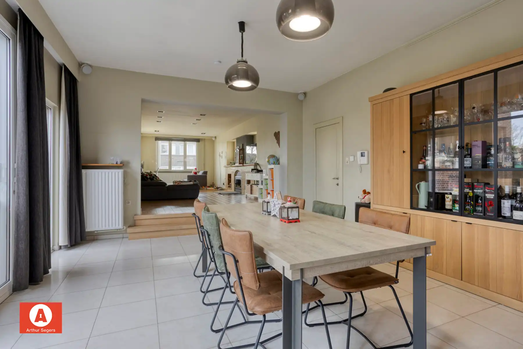 Karaktervolle open bebouwing met 5 slaapkamers en bureau foto 6