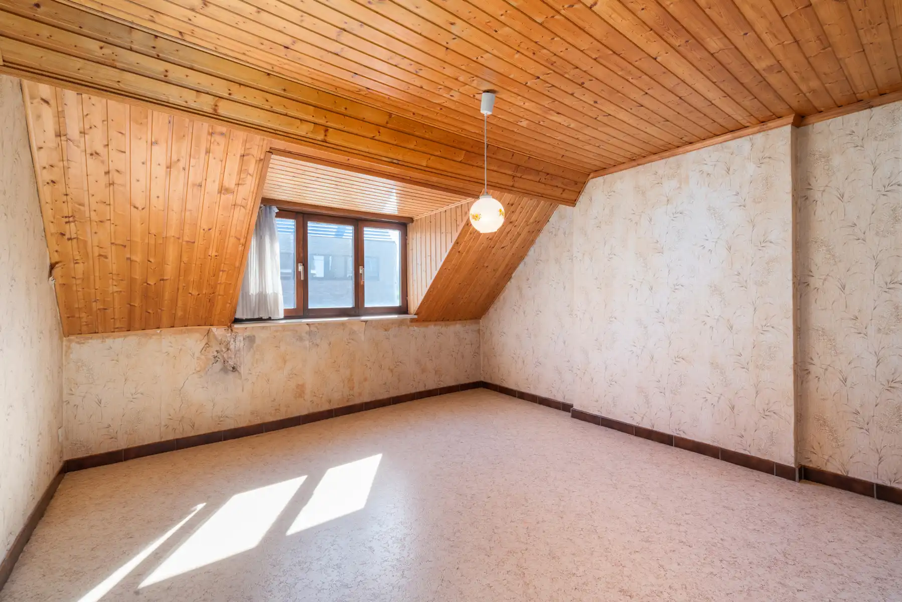 Woning met 4 slaapkamers, garage en tuin foto 10