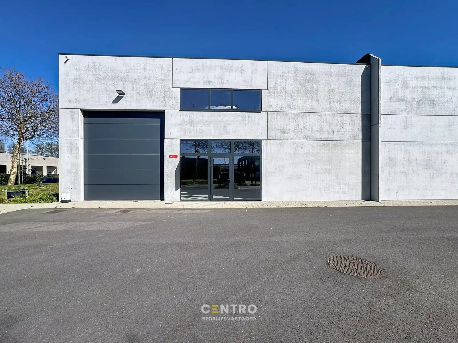 NB MAGAZIJN (401m2) TE HUUR met 4 private parkeerplaatsen voor de deur op ambachtelijke zone te JABBEKE. foto 8