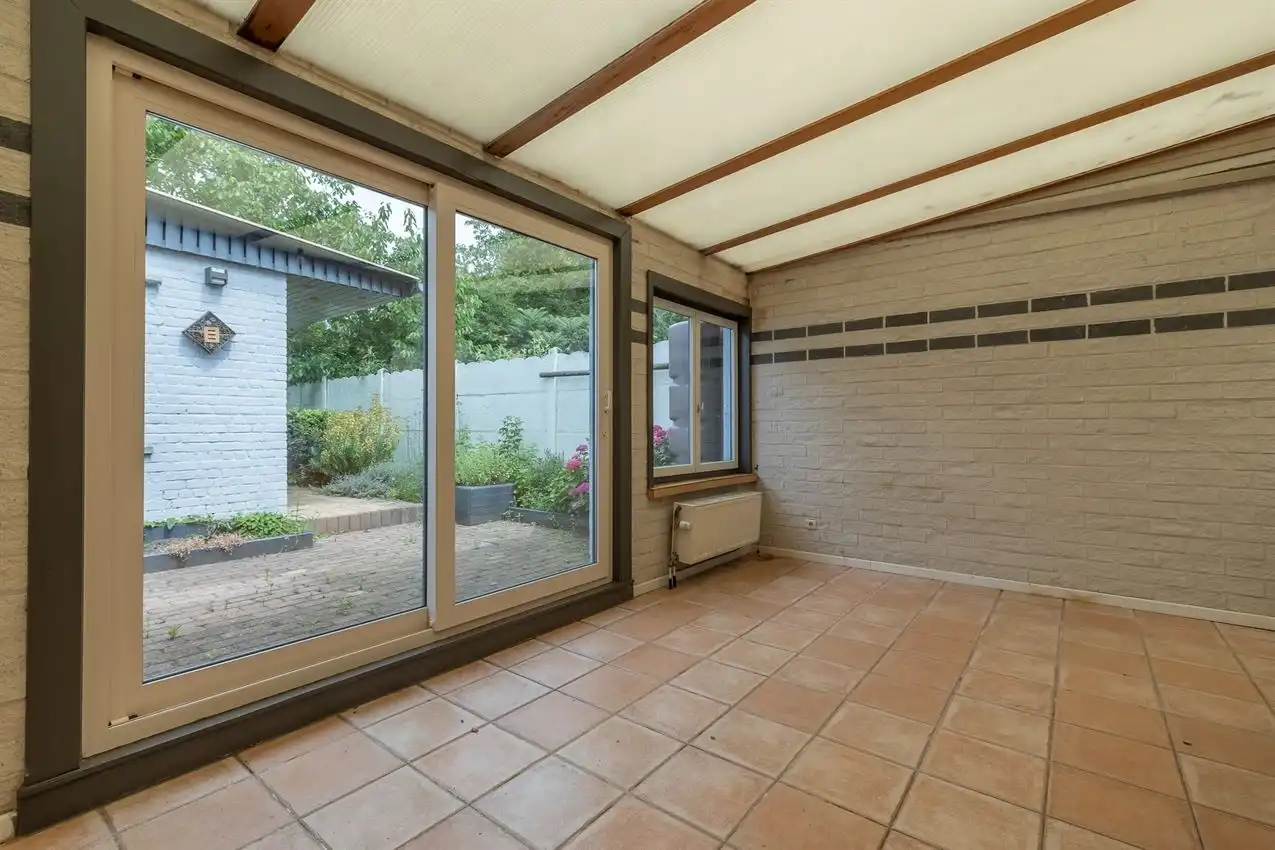 Vier slaapkamers. Twee staanplaatsen. En achteraan een verrassende buitenplek met zuiderse patio-sfeer foto 6