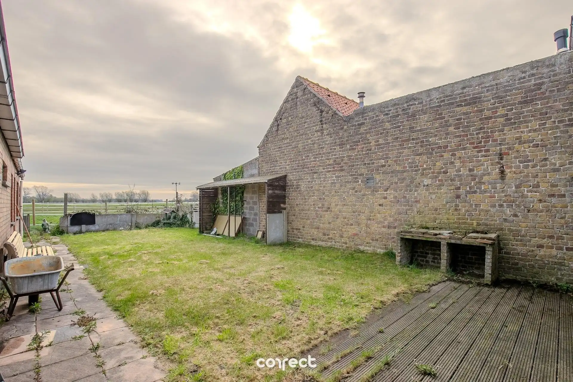 Halfopen bebouwing met garage gelegen op een gunstige ligging en prachtig zicht op de velden. foto 9