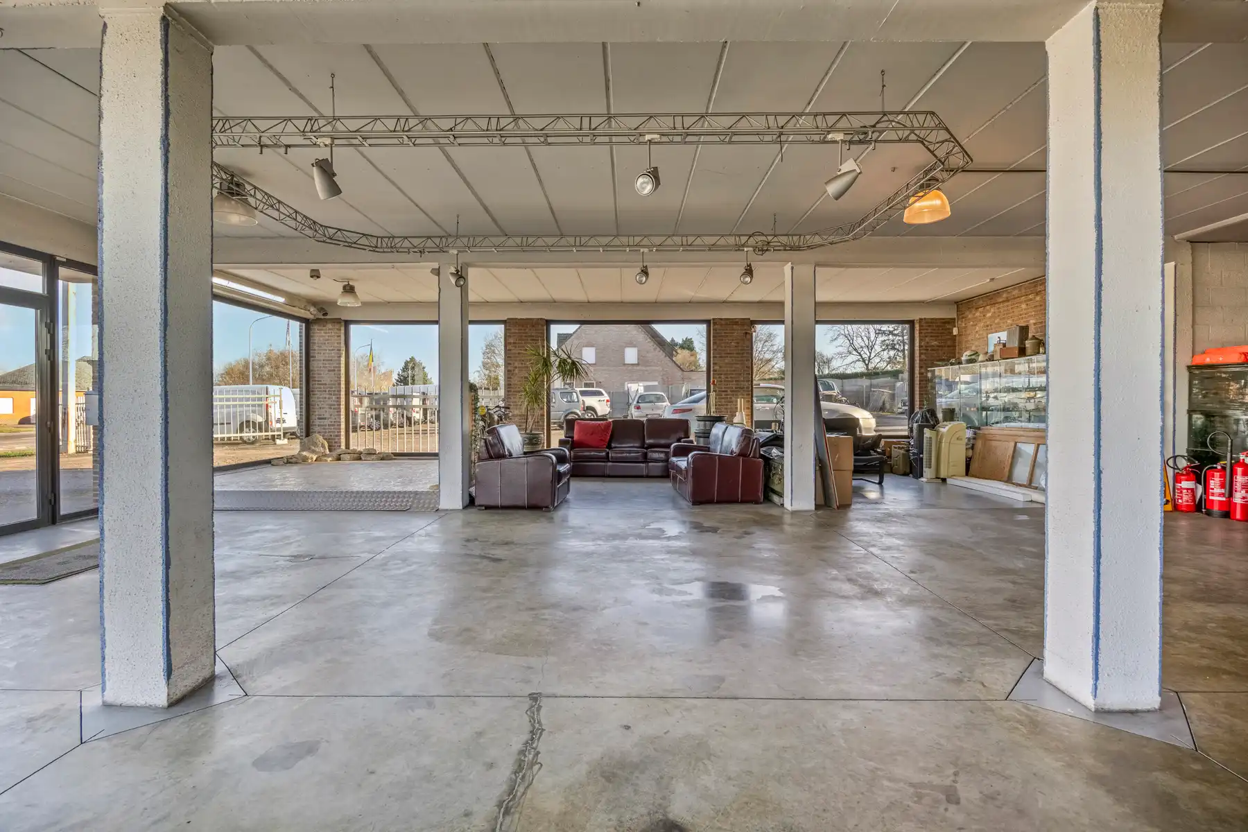 Handelspand met woonst, showroom, loods en parking foto 8