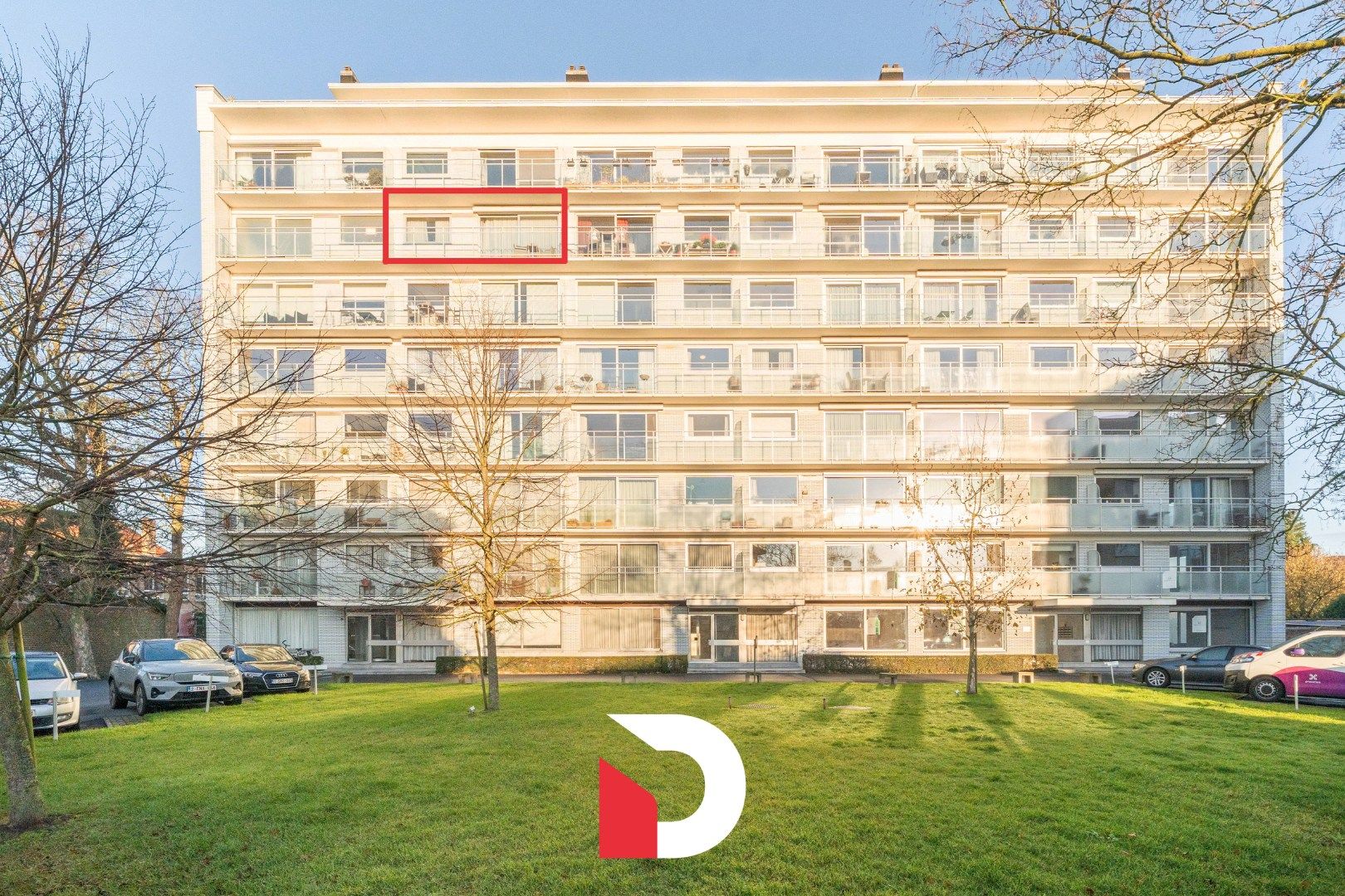 Aangenaam en lichtrijk app. op 6de verdiep met 2 slk.'ers op een toplocatie nabij het centrum van Brugge. foto {{pictureIndex}}