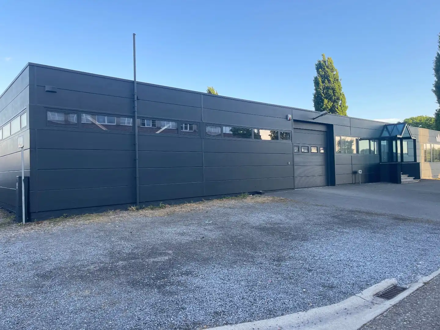 Industriële multifunctionele bedrijfsruimte van 1500m² in Hasselt met 2080 m² perceeloppervlakte en 50.00 parkeerplaatsen foto 3