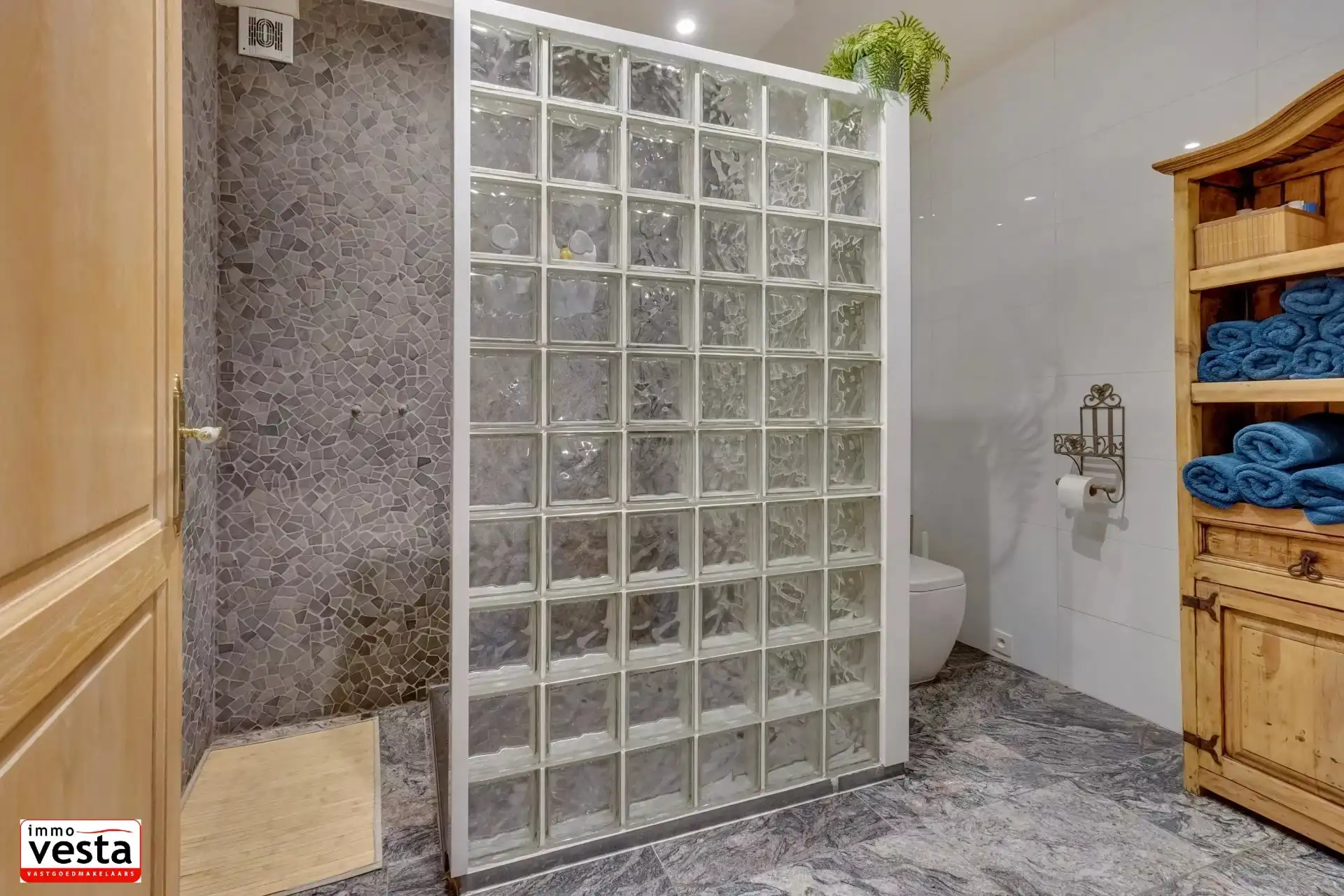 Ruime villa op een goede locatie foto 16