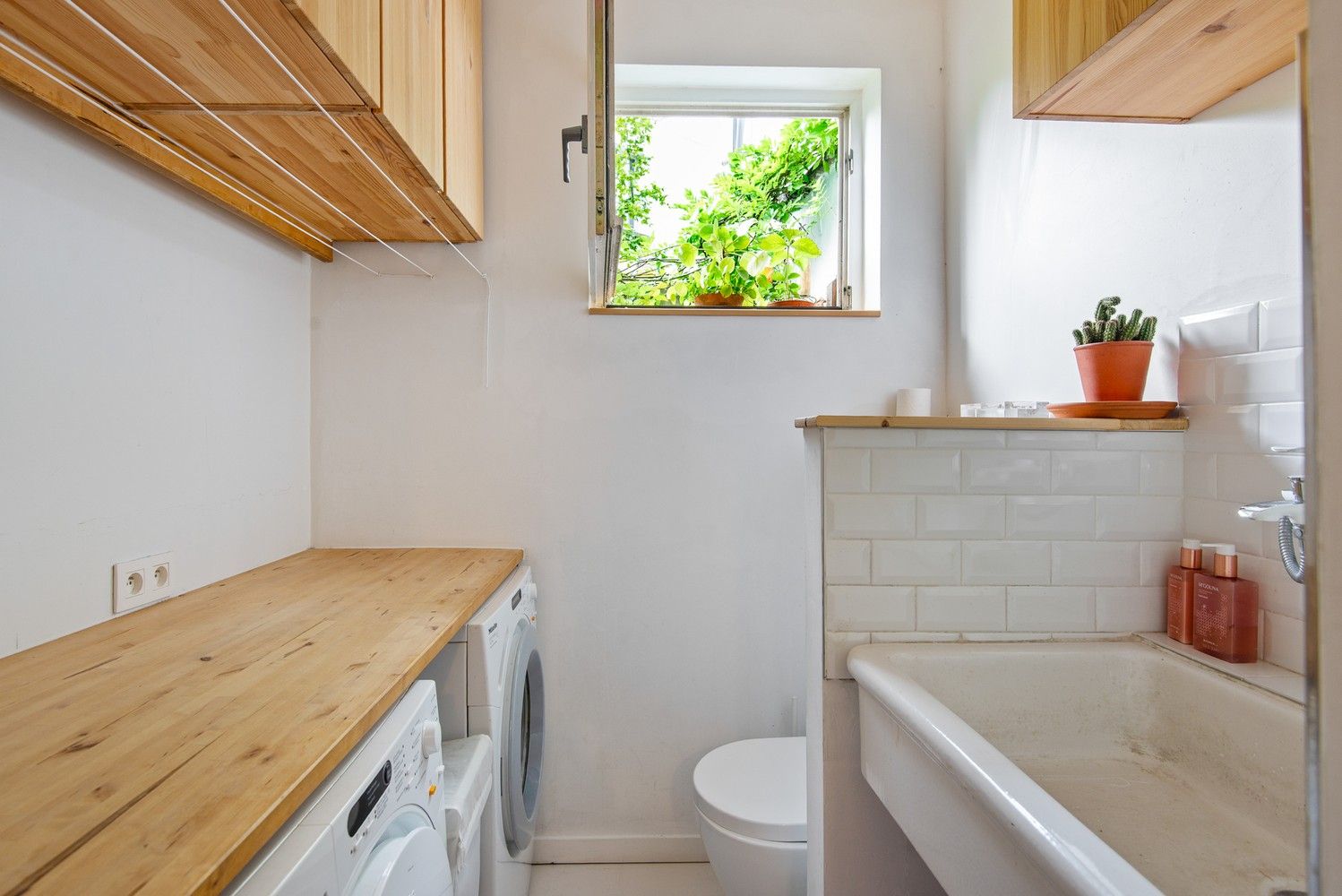 Karaktervol herenhuis met 3 slaapkamers, 2 badkamers, terras en garage. foto 3