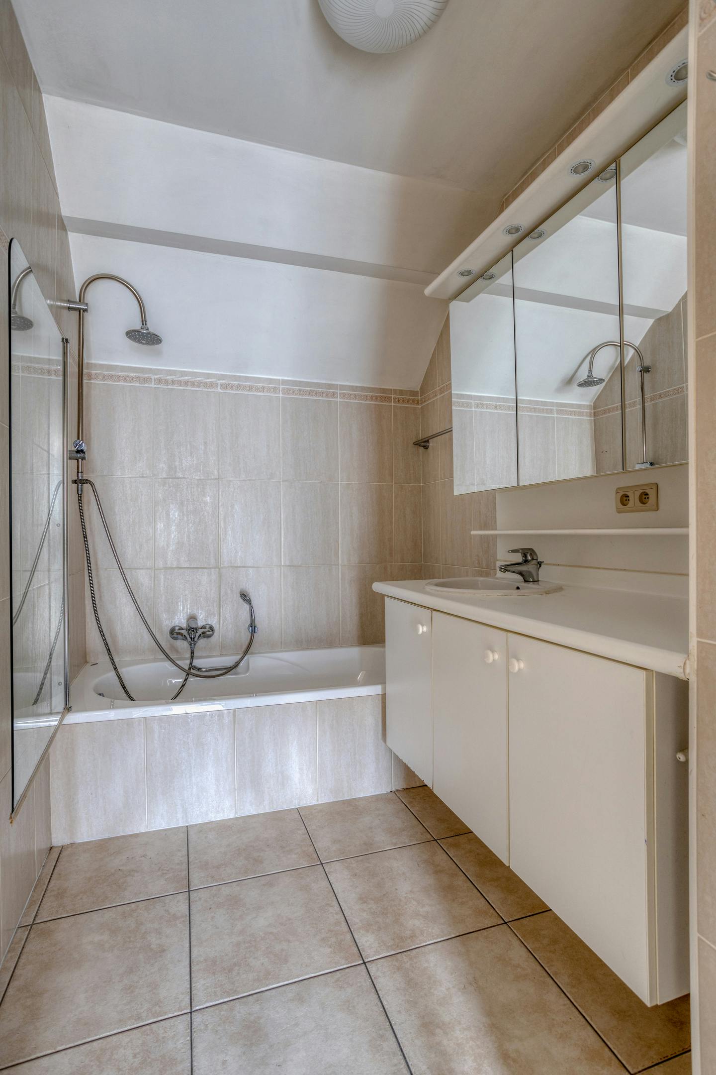 Instapklaar en energiezuinig appartement in centrum Roeselare foto 11