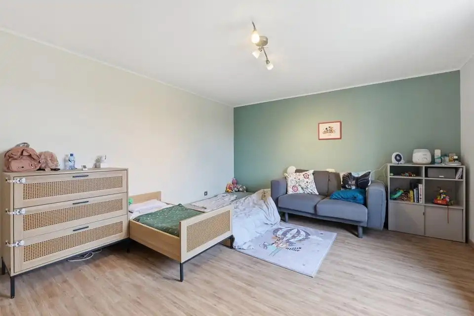 KNAP GERENOVEERDE GEZINSWONING MET 3 SLKS, TUIN EN CARPORT IN JEUK foto 24