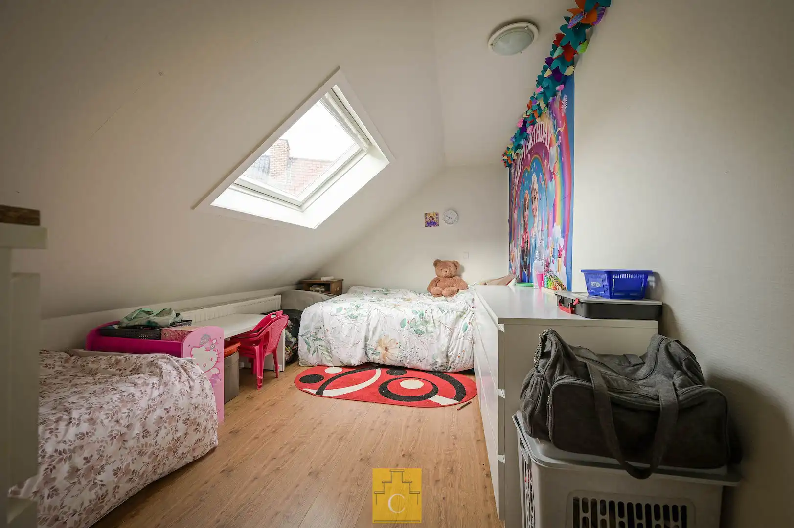 Brugs huis in de schaduw van Jeruzalemkerk, authentieke 16e-17e eeuwse gevel foto 11