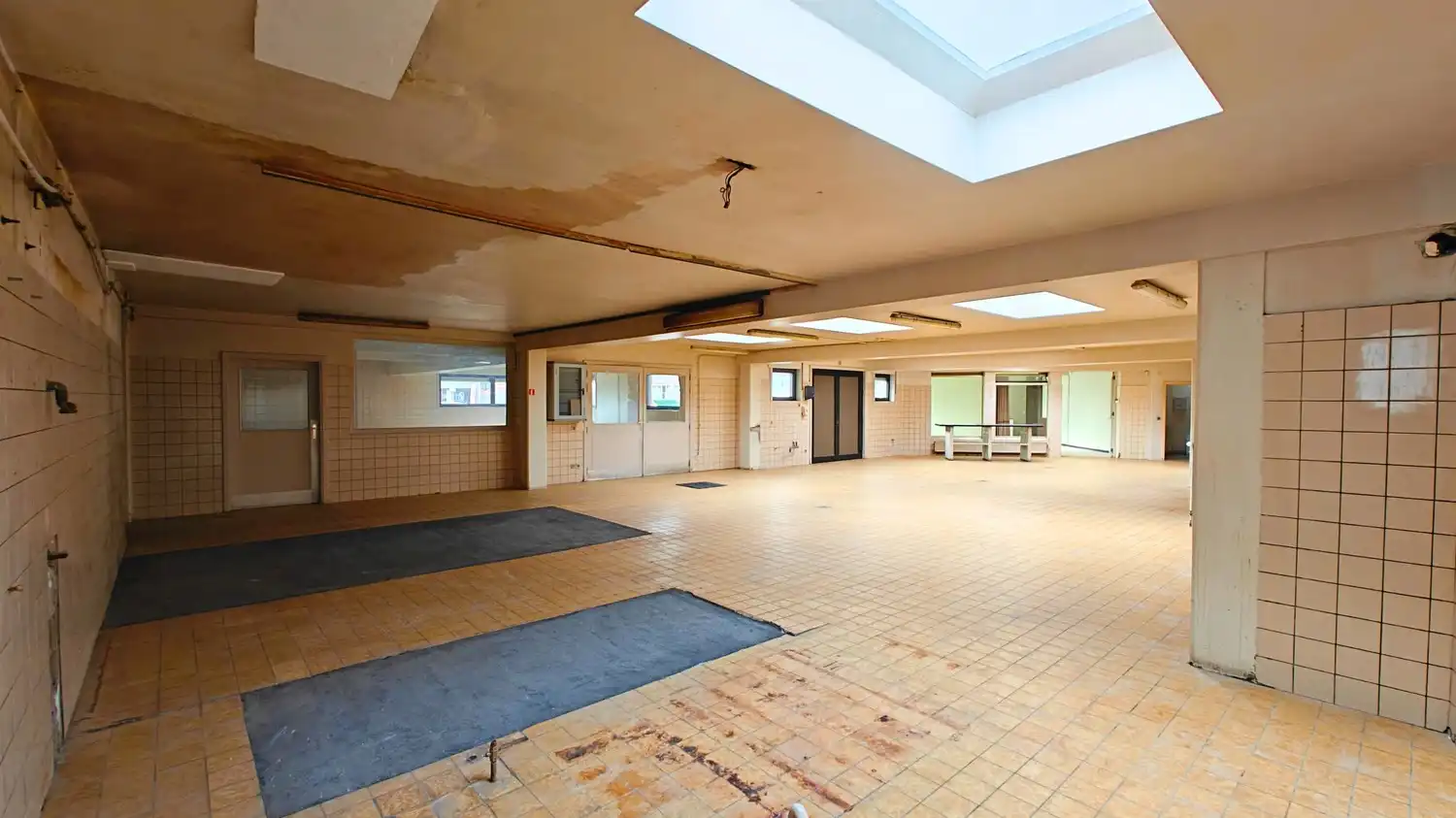 Handelspand op topliging met optimale zichtbaarheid langsheen Bergensesteenweg met veel parking en twee woongelegenheden! foto 8