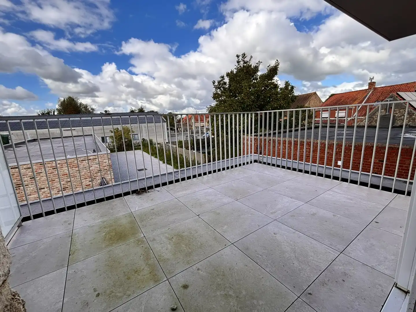 Ruim tweeslaapkamerappartement met terras en garage foto 11