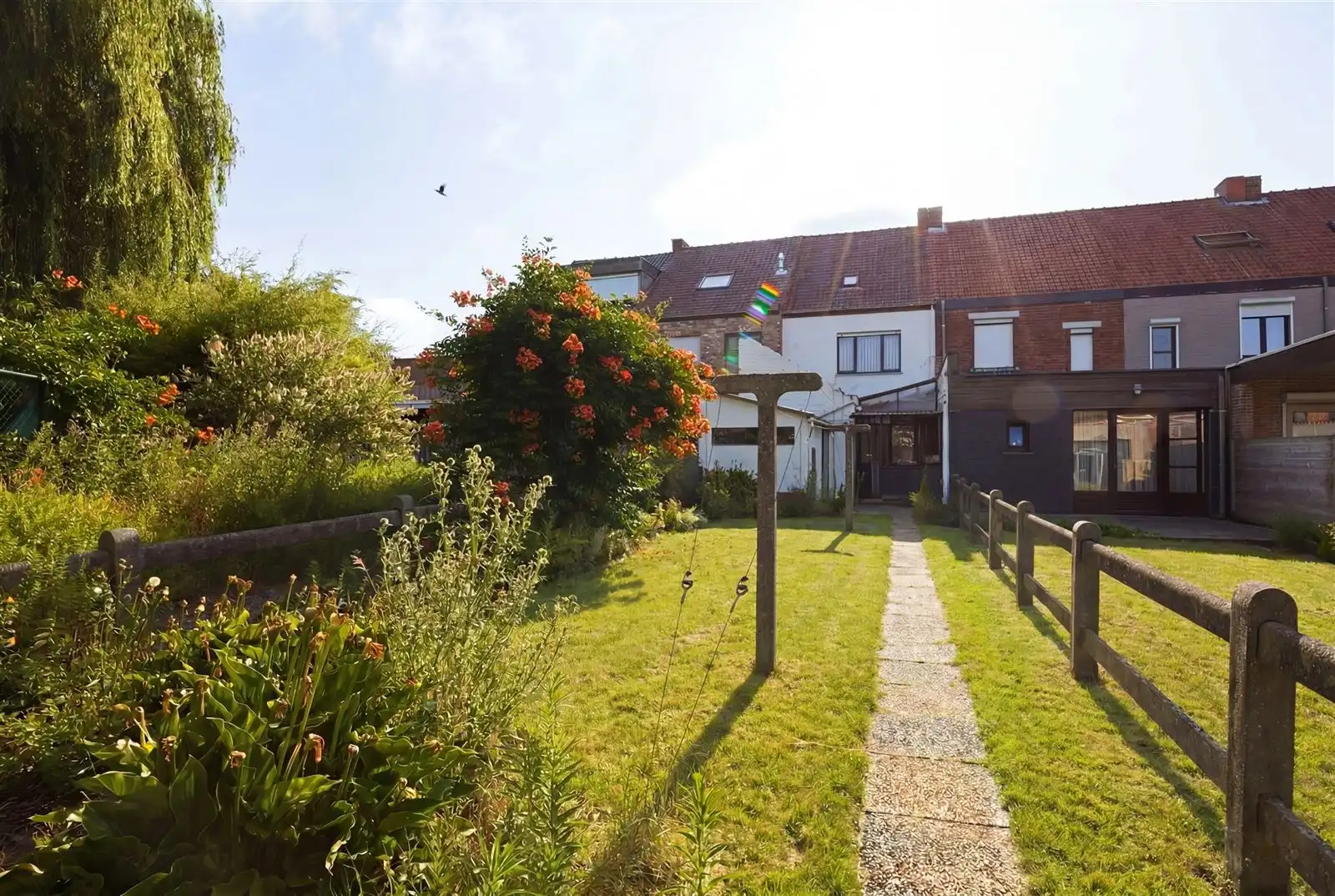 Te renoveren woning met 4 slpk, tuin en garage in Deinze. foto 3