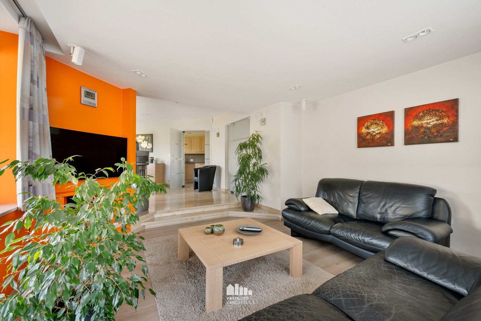 Goed onderhouden villa met grote tuin en twee garages op centrale ligging.   foto 8