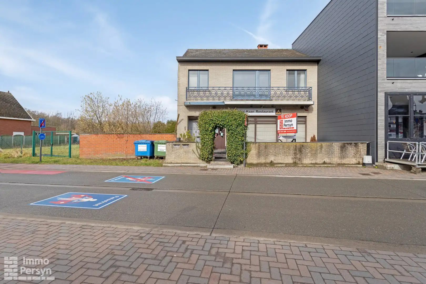 Veelzijdig handelspand met bovenliggende woonst en studio op centrale ligging in Begijnendijk foto {{pictureIndex}}