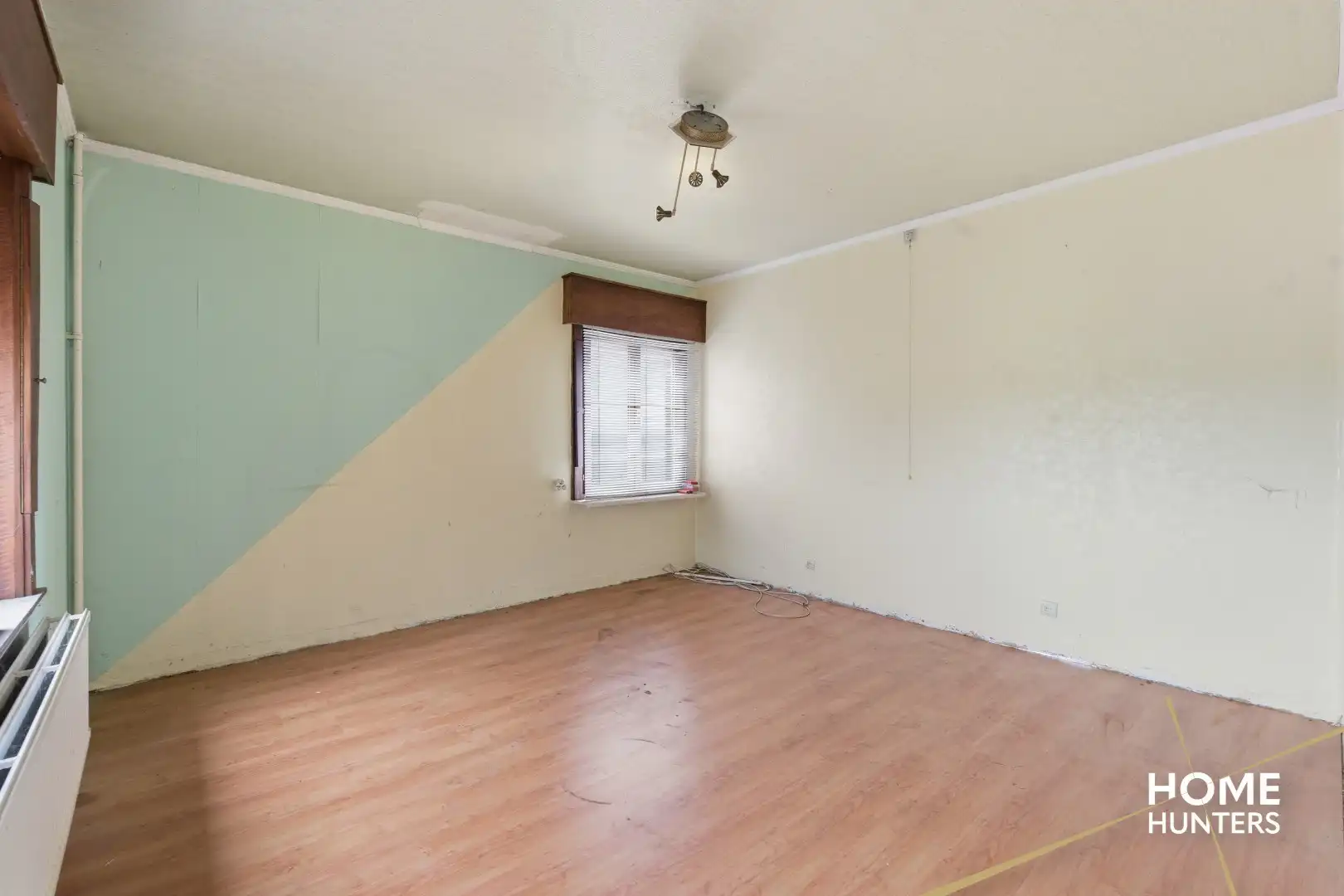 Halfopen te renoveren woning met 4 slaapkamers, ruime tuin en garage op gunstige locatie te Ieper foto 13