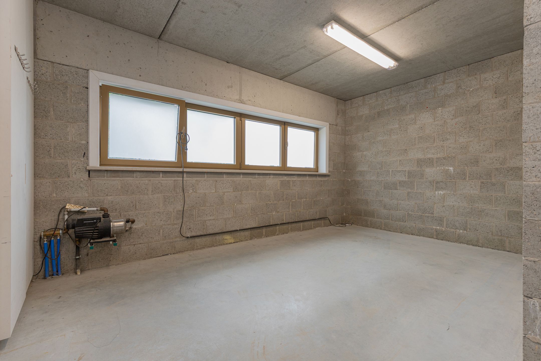 NIEUWERKERKEN - Recent gebouw met magazijn foto 11