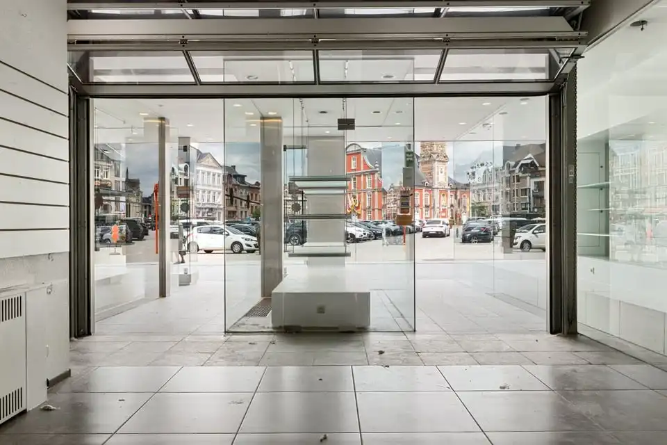 ICONISCH HANDELSPAND MET LUXUEUZE WOONST OP DE GROTE MARKT VAN SINT-TRUIDEN foto 31