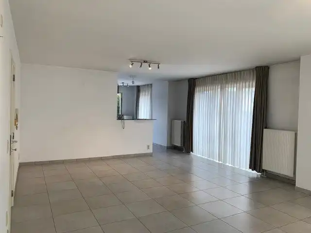 Zeer ruim, gezellig ingericht en lichtrijk appartement foto 6