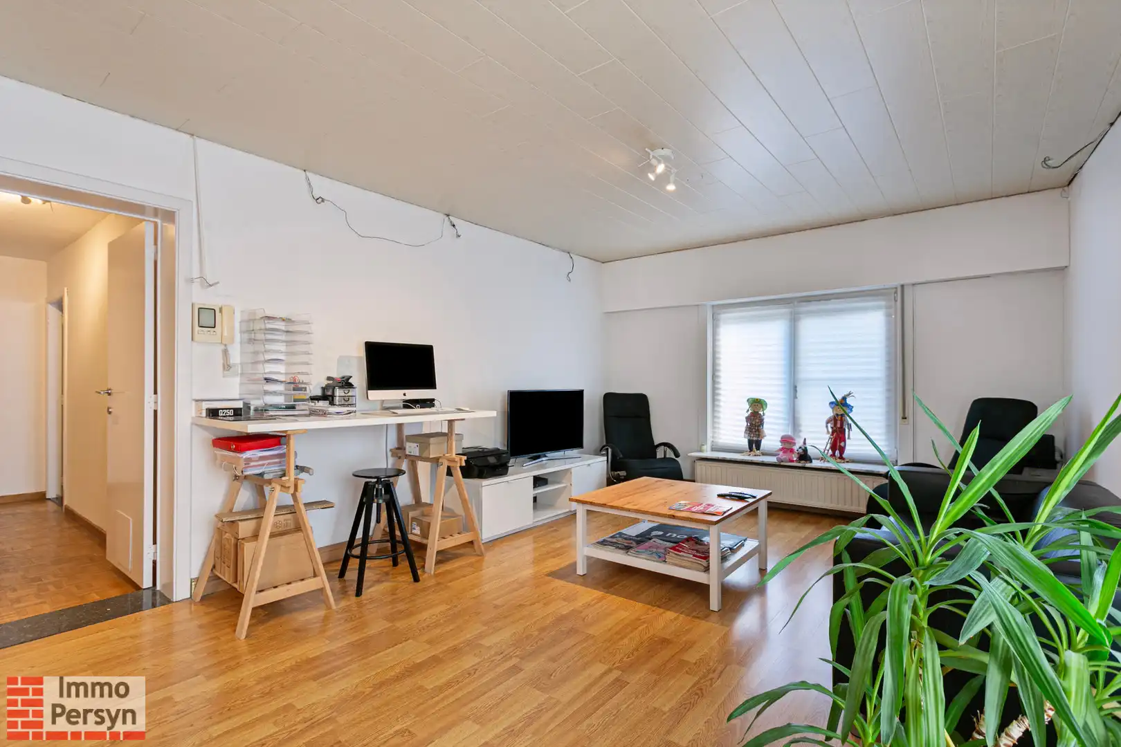 Handelspand met bovenliggend appartement en achterliggende bouwgrond. foto 20