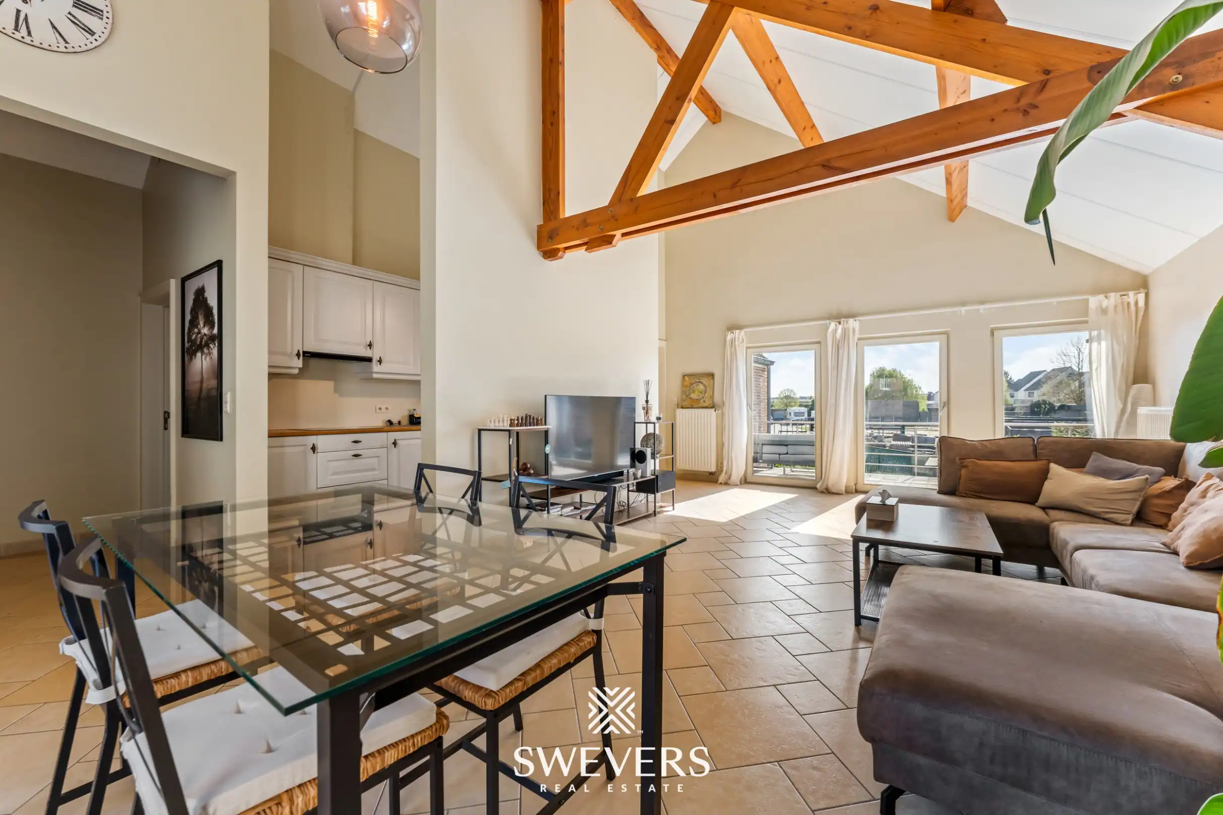 Zeer ruim en lichtrijk appartement met terras in Sint-Truiden foto {{pictureIndex}}