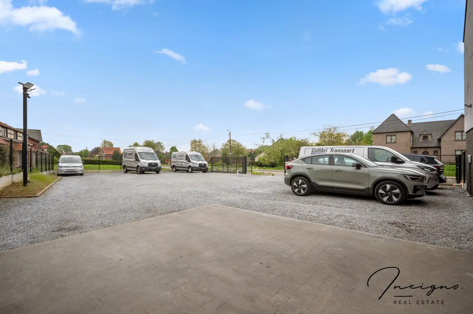 Handelspand met woonst op een interessante commerciële ligging foto 27