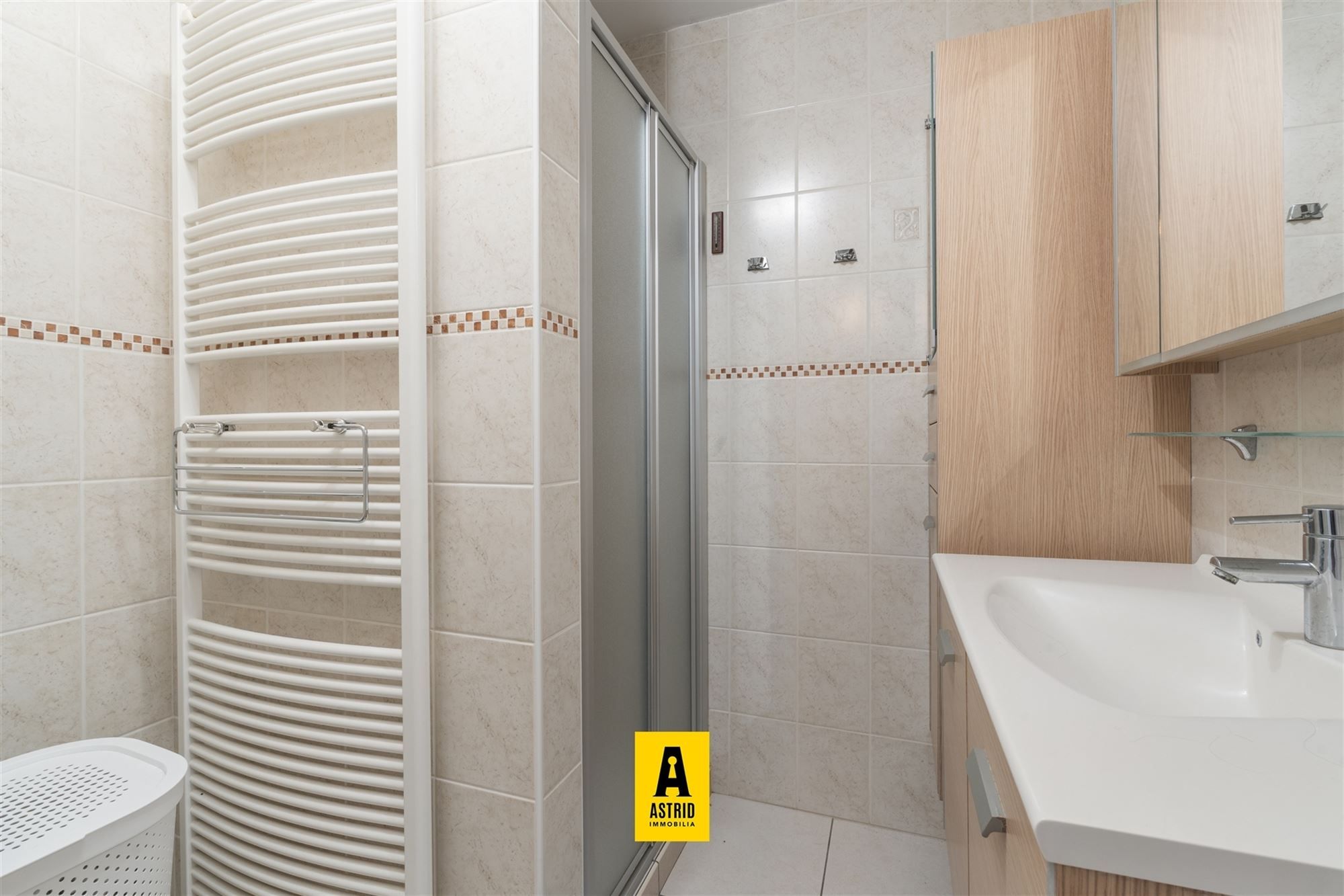 Instapklaar zonnig 2-slaapkamerappartement en garage in Bredene foto 11